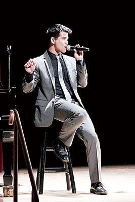 中國(guó)僑網(wǎng)梁厚泰深情演唱。(美國(guó)《星島日?qǐng)?bào)》)