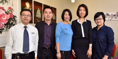 中國僑網(wǎng)左三為Candy Yan。(新西蘭天維網(wǎng))