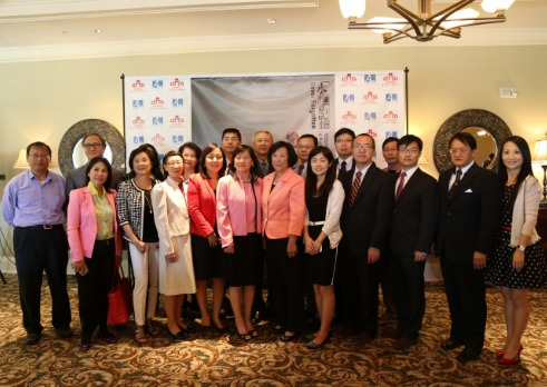 中國僑網(wǎng)“永恒的記憶”音樂會(huì)發(fā)布會(huì)現(xiàn)場合影。(美國《世界日?qǐng)?bào)》/羅曉媛 攝)