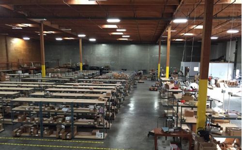 中國僑網(wǎng)圖為一家華人物流公司的大型配送倉庫。(美國《僑報》)