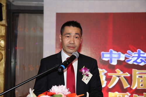 中國僑網(wǎng)胡仁愛會(huì)長致辭。(法國《歐洲時(shí)報(bào)》/黃冠杰 攝)