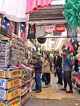中國(guó)僑網(wǎng)南亞裔商人經(jīng)營(yíng)的禮品店已攻占勿街。(美國(guó)《星島日?qǐng)?bào)》)