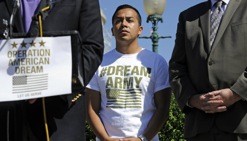 中國僑網夢想行動聯(lián)合會副主任瓦加斯(Cesar Vargas)2014年數次到國會山舉行記者會,呼吁國會允許從小被帶進美國的年青人從軍。(美國中文網)