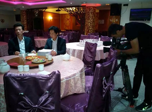 中國僑網(wǎng)王加清等接受法國電視2臺訪問。(法國《歐洲時報》/孔帆 攝)