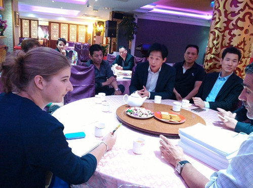 中國僑網(wǎng)電視2臺記者向華人代表了解情況。(法國《歐洲時報》/孔帆 攝)