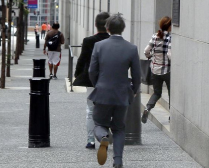 中國僑網(wǎng)被告學生背影。(美國中文網(wǎng))