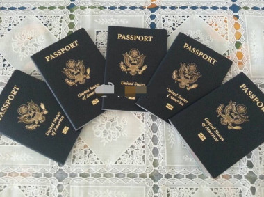 中國僑網(wǎng)月子中心微博炫耀寶寶的美國護(hù)照。(美國《世界日報(bào)》)