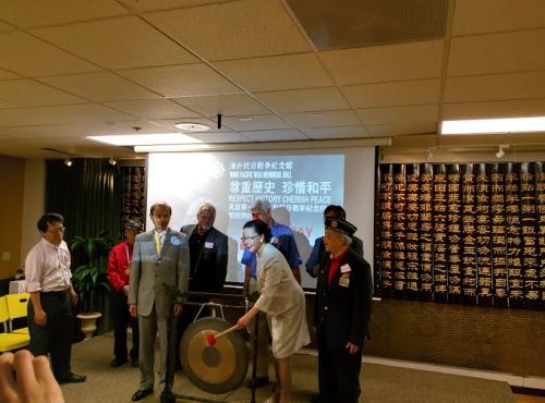 方李邦琴（前排右二）擊鑼宣布海外抗日戰(zhàn)爭(zhēng)紀(jì)念館正式進(jìn)入倒計(jì)時(shí)。（美國(guó)《僑報(bào)》/張苗