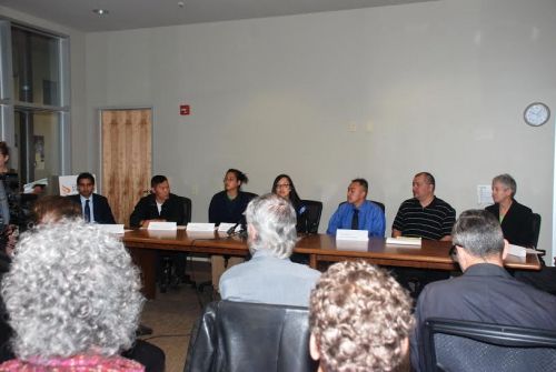 多個社區(qū)非牟利機(jī)構(gòu)在記者新聞發(fā)布會上，要求Maher繼續(xù)留在美國。(美國《僑報》/吳卓明