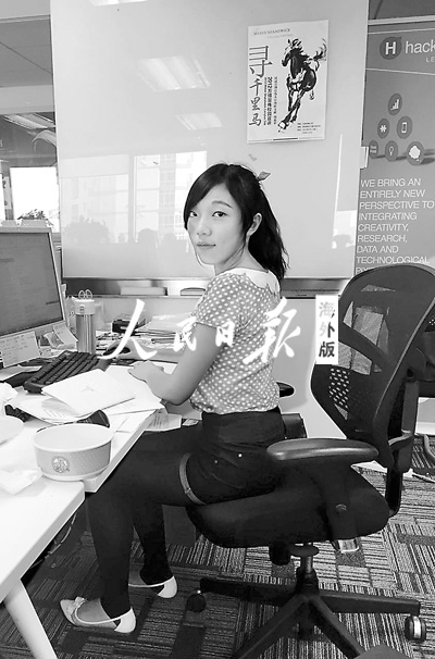 閆晴在國(guó)內(nèi)找到了一份實(shí)習(xí)工作，將她在課堂上學(xué)到的知識(shí)應(yīng)用于實(shí)踐。