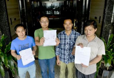 7月8日，從幾內(nèi)亞務(wù)工回國的工人在成都華盛天筑裝飾有限公司門口討薪。（呂甲