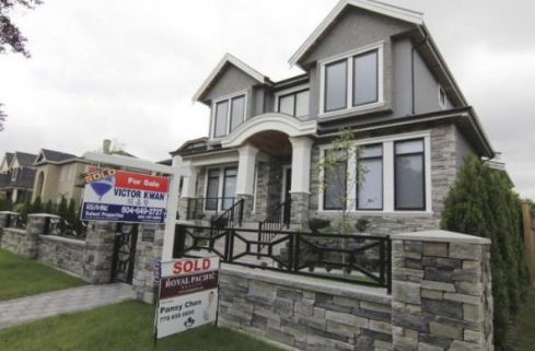 圖為溫哥華一棟房屋門外的已售標(biāo)識(shí)。(參考消息)