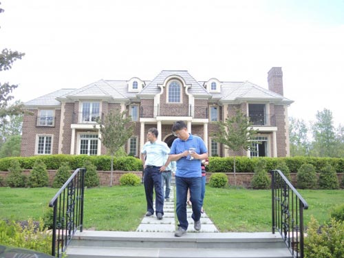 加州房地產(chǎn)業(yè)顧問彭斯說：“我認為在美國置產(chǎn)的中國人是長期投資，藉此分散資產(chǎn)，以防萬一國內(nèi)出事還有個避風港。我不認為中國股市狂漲150%后暴跌30%會改變這種情況。”