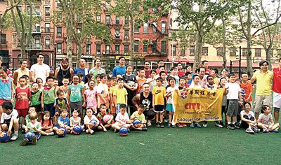 參加培訓(xùn)的學(xué)員與教練合影。（美國《星島日報》）