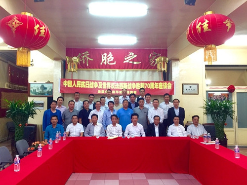 參加座談會的法國華社負(fù)責(zé)人合影。（法國《歐洲時報》/孔帆