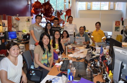 華埠共同發(fā)展機(jī)構(gòu)的暑期工們每天在華埠街頭做完信息收集之后，便返回機(jī)構(gòu)內(nèi)開會討論當(dāng)天成果。(美國《世界日報》/李玥