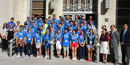 智勝學(xué)院校務(wù)總監(jiān)徐華(前右一)籌辦休士頓游學(xué)團(tuán),此為成都石室聯(lián)中游學(xué)學(xué)生。(美國(guó)《世界日?qǐng)?bào)》/黃相慈