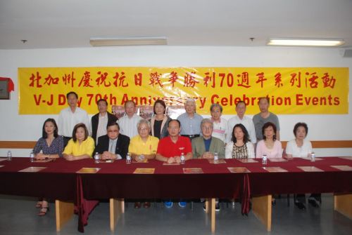 出席慶祝抗戰(zhàn)勝利70周年記者新聞發(fā)布會的嘉賓合影。(美國《僑報》/吳卓明