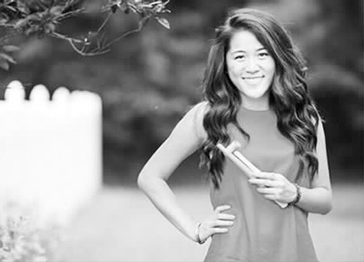 圖為創(chuàng)辦網(wǎng)絡(luò)首飾商店的蕾蕾。(美國《世界日?qǐng)?bào)》)