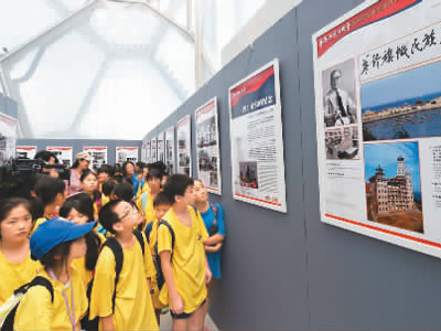 圖為華裔青少年觀看華僑與抗日戰(zhàn)爭圖片展。(新華社)