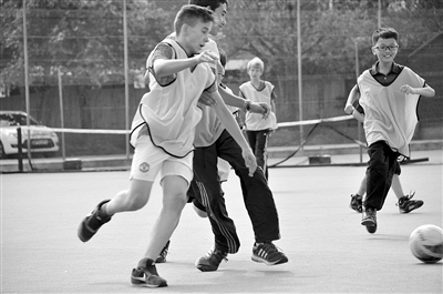 崇文實(shí)驗(yàn)學(xué)校的學(xué)生和外國(guó)學(xué)生一起踢足球