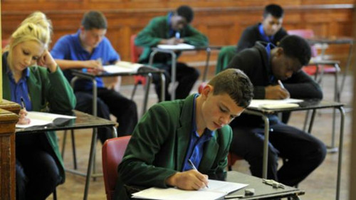 許多英國學生初中畢業(yè)后進入職業(yè)教育,另外一部分學生繼續(xù)高中學習為考大學準備(BBC中文網)