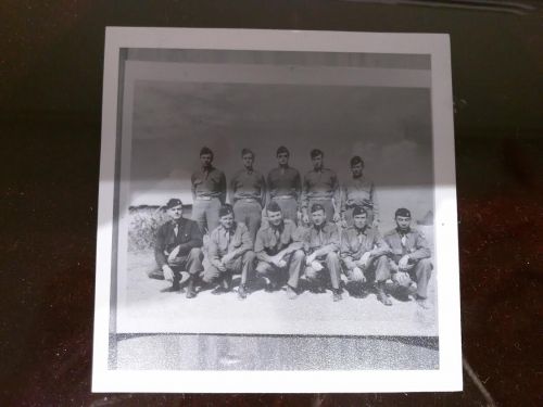 美籍華裔容兆珍(前排右一)與他的美國戰(zhàn)友。(美國《僑報》/張苗