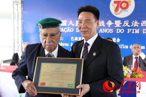 巴西里約和統(tǒng)會(huì)會(huì)長為老兵頒發(fā)二戰(zhàn)紀(jì)念獎(jiǎng)狀(攝影