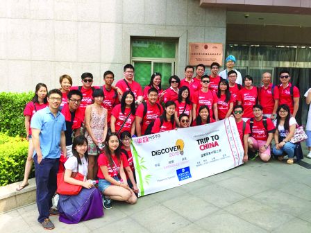 團(tuán)員合影。(加拿大《明報(bào)》)