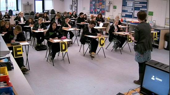 第三集,學(xué)生參加考試。(BBC紀(jì)錄片截圖)