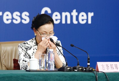 方李邦琴女士在講到動(dòng)情處時(shí),不禁潸然淚下。