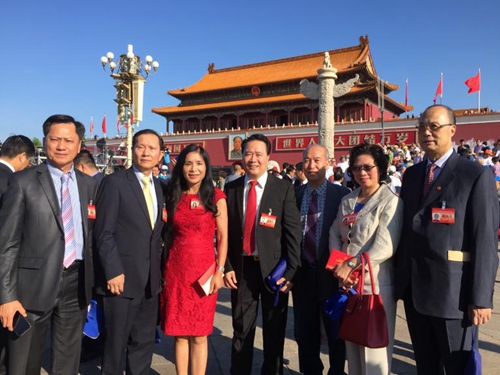 葉劍橋(左四)、李雪琳(左三)與英國僑領(《英國僑報》)