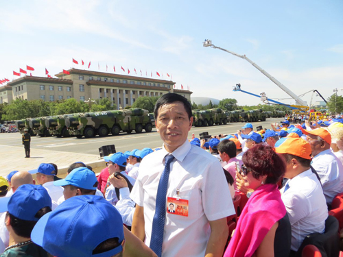 匈牙利華僑華人社團(tuán)聯(lián)合總會(huì)主席余美明在觀看閱兵。