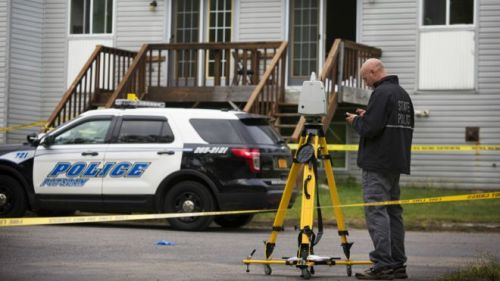 調查人員在現場工作(美聯(lián)社)