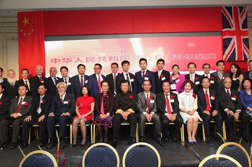 劉曉明大使與英國(guó)僑領(lǐng)合影