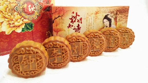 一字排開的姓氏月餅不僅極具巧思﹐賣相也很誘人。(法國(guó)《歐洲時(shí)報(bào)》援引馬來(lái)西亞《詩(shī)華日?qǐng)?bào)》)