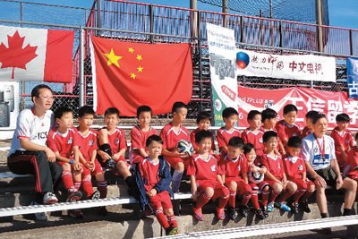 當(dāng)?shù)匦∏蛎杂^賽。(溫靜