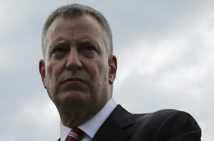 紐約市長白思豪5月12日在華盛頓國會(huì)山外舉行記者會(huì)。(美國中文網(wǎng))