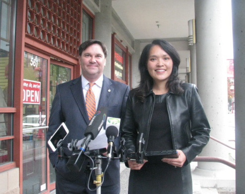 關(guān)慧貞(右)與戴偉思(左)宣布新民主黨移民政策綱要。(加拿大《世界日報》/周思