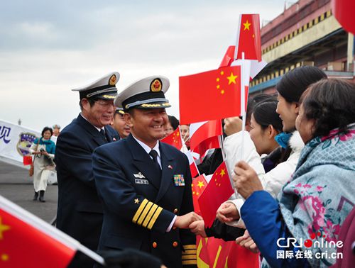 王建勛與送行華人告別