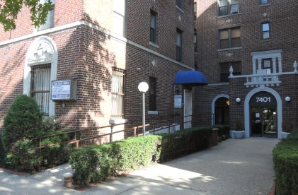 一名華裔從自家公寓跳樓樓身亡。(美國《世界日報》/高夢梓