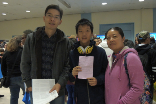 孫先生一家對(duì)不少高中都做過研究,在博覽會(huì)上的咨詢非常有針對(duì)性。(記者高夢(mèng)梓/攝影)