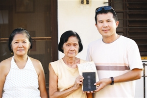 古巴華僑捐獻(xiàn)文物。(