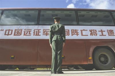 接收遺骸的車輛通過猴橋口岸。