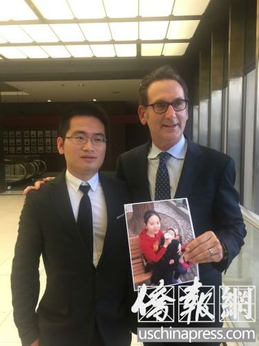 聶玲丈夫洪先生(左)與律師霍華德(Neil