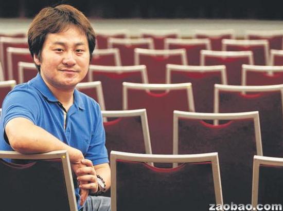 中國年輕象棋大師黨斐要在新加坡創(chuàng)下1對(duì)25吉尼斯蒙目棋世界紀(jì)錄。(新加坡《聯(lián)合早報(bào)》/林國明