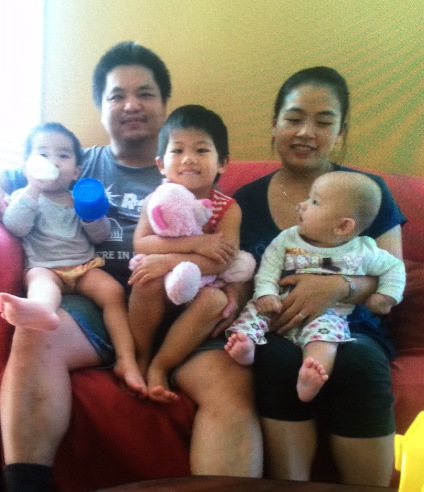 圖為李凡城和妻子及三名子女的家庭照。(美國中文網(wǎng))