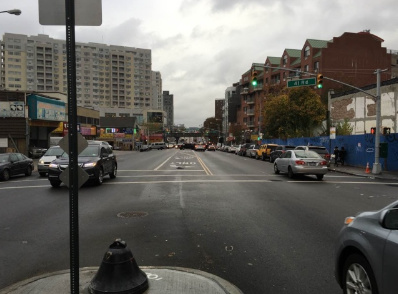 大學(xué)點大道上的多個路口是交通事故高發(fā)路段。(美國《世界日報》/朱蕾