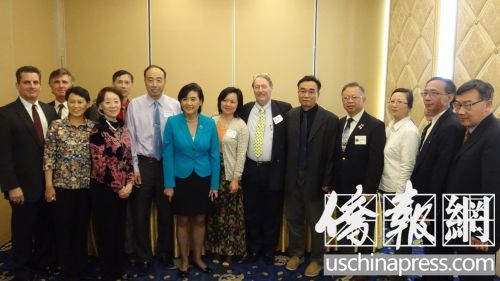 趙美心(左七)和針灸協(xié)會(huì)的代表在記者會(huì)上合影。(僑報(bào)記者高睿攝)