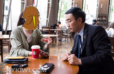 嗖嗖向楊健展示其手機中記錄下的傷情照片(應嗖嗖要求做面部處理)。(新西蘭天維網)